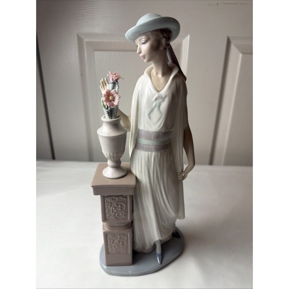 Lladro Lady Grand Casino 13.5" Tall Lady w/‎ Flower Vase. With Box
